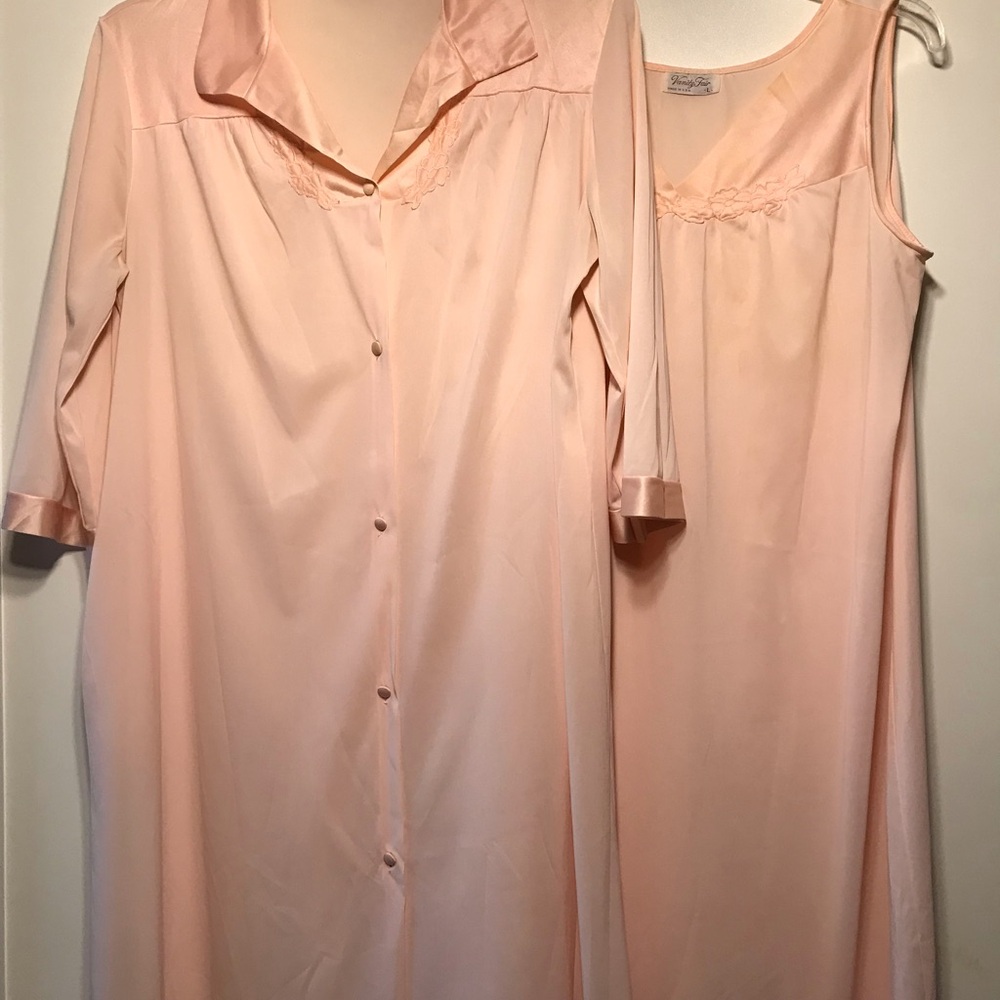 Vanity Fair Pale Peach Satin Nightgown & Matching Robe Set